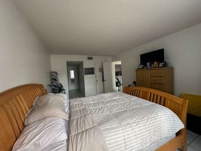 13701 SW 66th St, Unit B-101 in Miami, FL - Foto de edificio - Building Photo