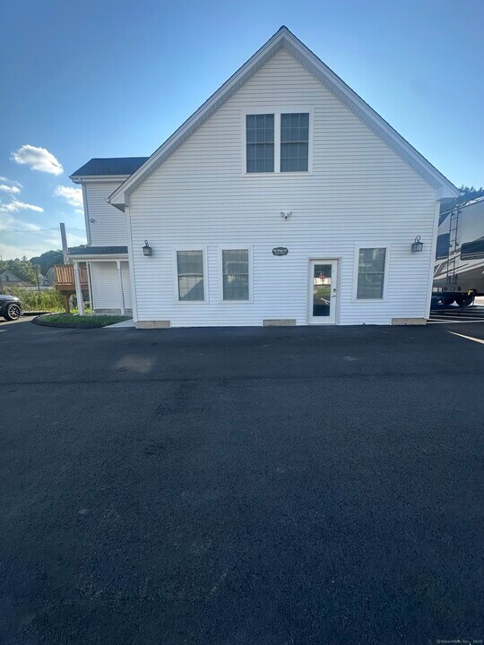 65 High St in Thomaston, CT - Building Photo