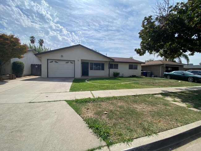 2609 W Griffith Way in Fresno, CA - Building Photo - Building Photo