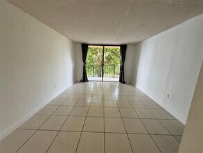 9688 Fontainebleau Blvd in Miami, FL - Building Photo - Building Photo
