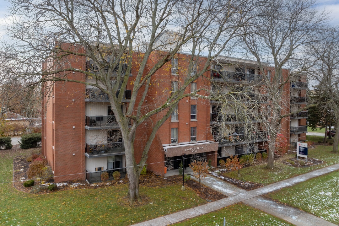 Spanish Trio in Windsor, ON - Building Photo