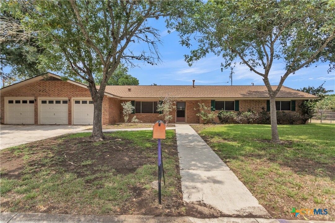 1338 Canary Ln in Seguin, TX - Building Photo