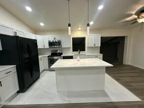 4806 Mid Dr in Louisville, KY - Building Photo - Building Photo