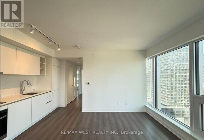 8 Wellesley St W in Toronto, ON - Building Photo - Building Photo