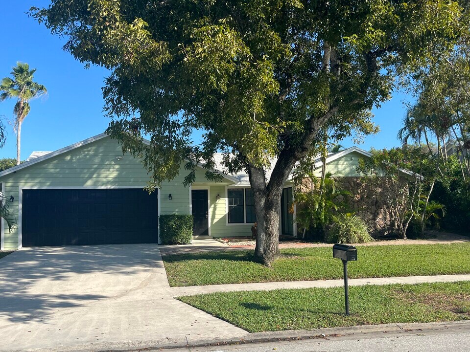 9404 Longmeadow Cir in Boynton Beach, FL - Building Photo
