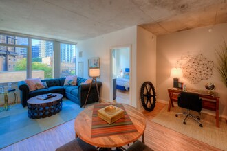 175 N Desplaines St in Chicago, IL - Building Photo - Building Photo