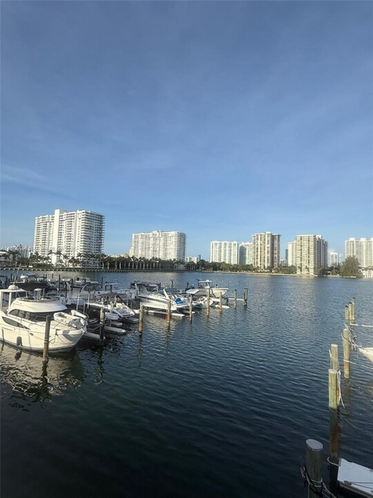 18021 Biscayne Blvd in Aventura, FL - Building Photo