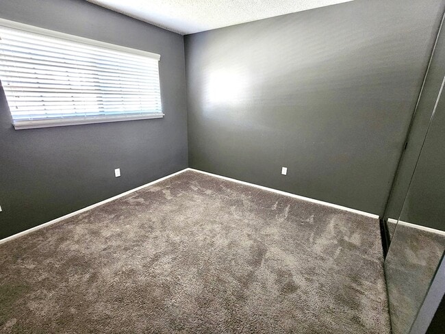 43757 Albeck Ave in Lancaster, CA - Foto de edificio - Building Photo