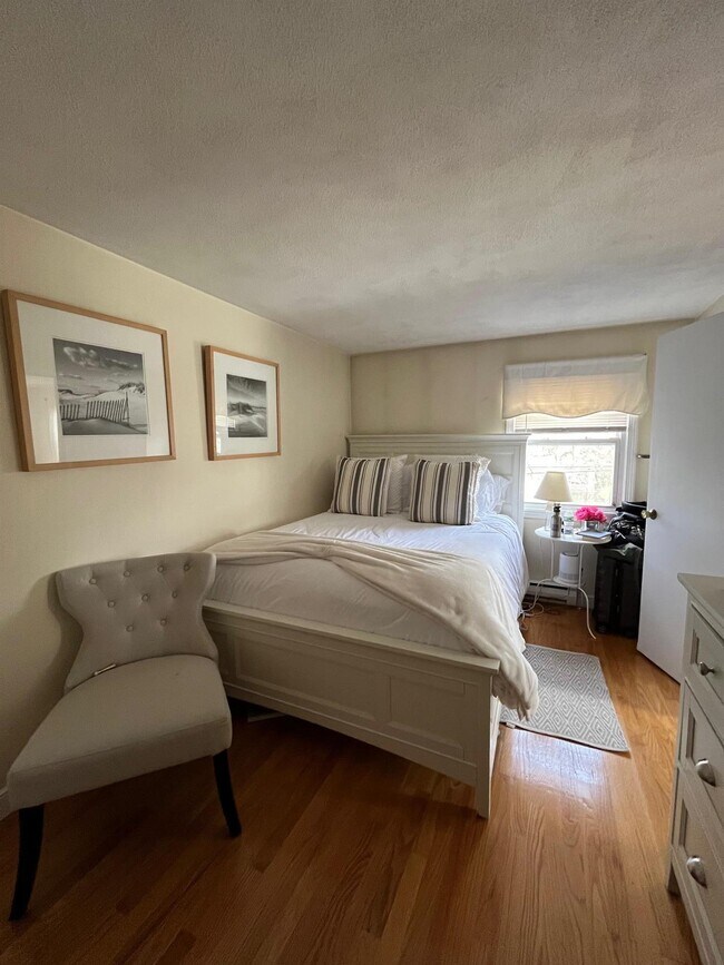 123 Hibbert St, Unit 4 in Arlington, MA - Foto de edificio - Building Photo