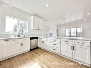 2837 S Bronson Ave, Unit 8 in Los Angeles, CA - Building Photo - Building Photo