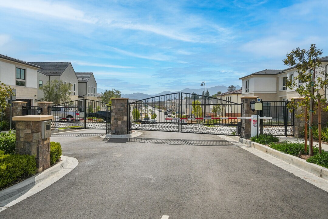 20568 Edgewood Ct in Chatsworth, CA - Building Photo