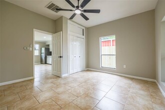 704 W Willis St in Alvin, TX - Building Photo - Building Photo