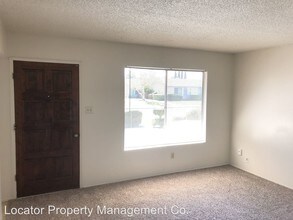 2804 N Half Moon Dr in Bakersfield, CA - Building Photo - Building Photo
