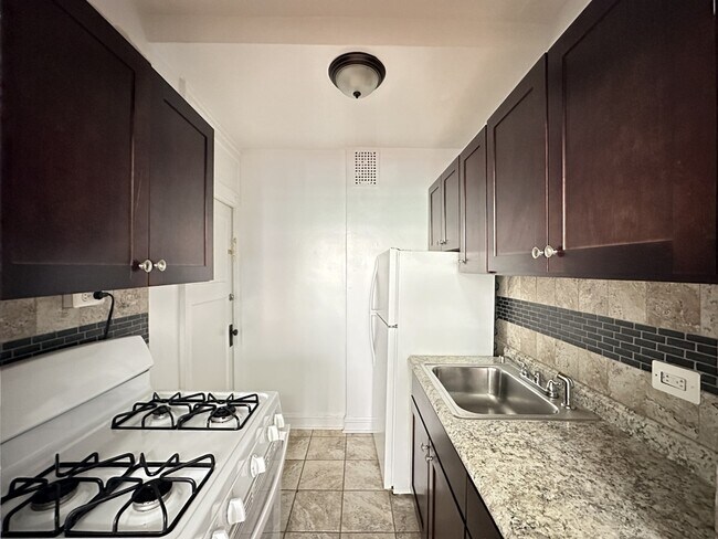 1371 W Estes Ave in Chicago, IL - Building Photo - Building Photo