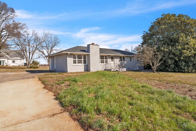 111 Rodgers Rd in Seneca, SC - Building Photo - Building Photo