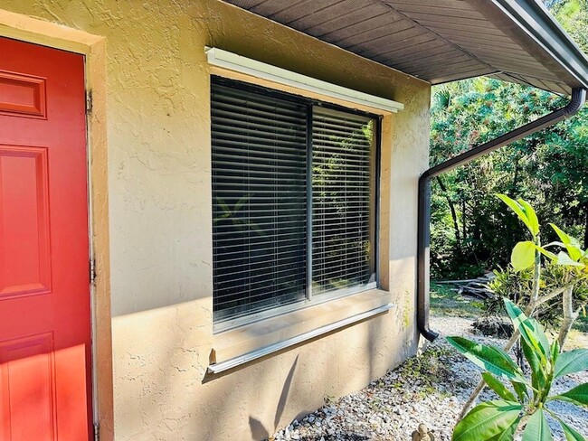 1025 SE 24th Ave in Cape Coral, FL - Foto de edificio - Building Photo