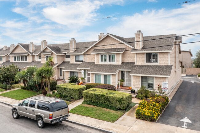 2243 Pacific Ave in Costa Mesa, CA - Foto de edificio - Building Photo