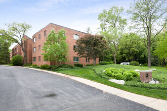 105 E Laurel Ave in Lake Forest, IL - Building Photo - Building Photo