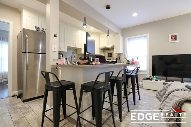 77 Linden St, Unit 2 in Boston, MA - Building Photo - Building Photo