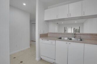 315 NW 36th Ave in Deerfield Beach, FL - Building Photo - Building Photo