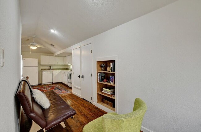 1214 Hopkins St in San Marcos, TX - Building Photo - Building Photo