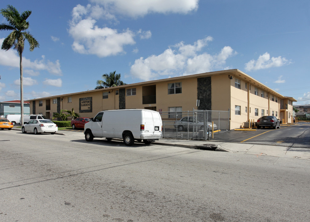 Airport Gardens in Miami, FL - Building Photo