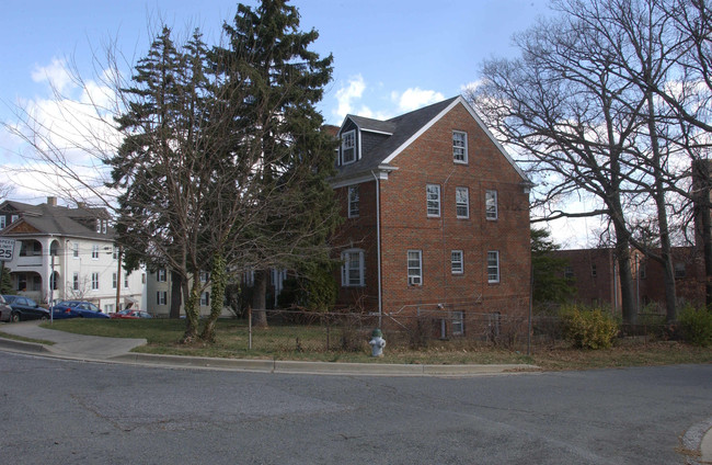 251 Manor Cir in Takoma Park, MD - Foto de edificio - Building Photo