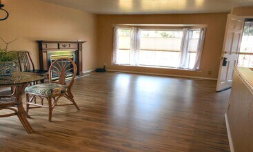 5036 Beach Way NE in Olympia, WA - Foto de edificio - Building Photo