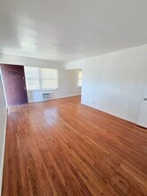 7110 1/2 Haskell Ave in Van Nuys, CA - Foto de edificio - Building Photo