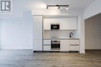 108-2108 Peter St in Toronto, ON - Building Photo - Building Photo