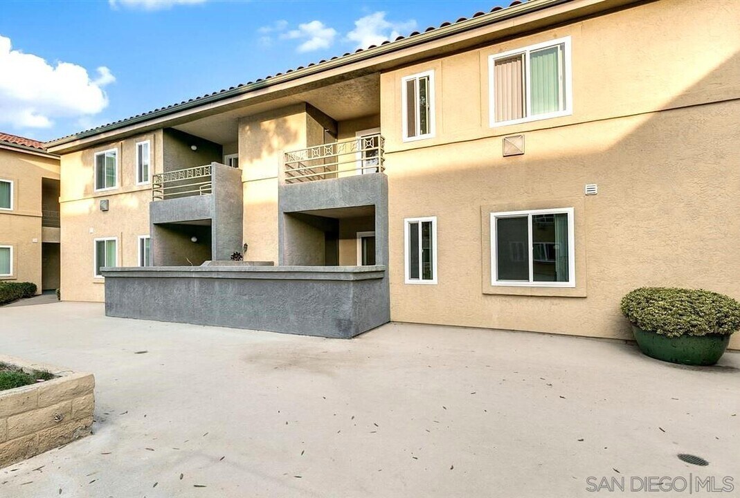 7405 Charmant Dr in San Diego, CA - Building Photo