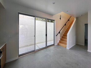 1210 1/2 Manzanita St in Los Angeles, CA - Foto de edificio - Building Photo