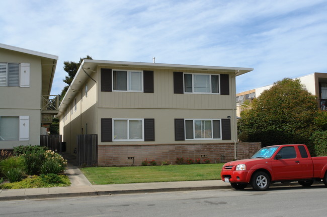 1761 Marco Polo Way in Burlingame, CA - Foto de edificio - Building Photo