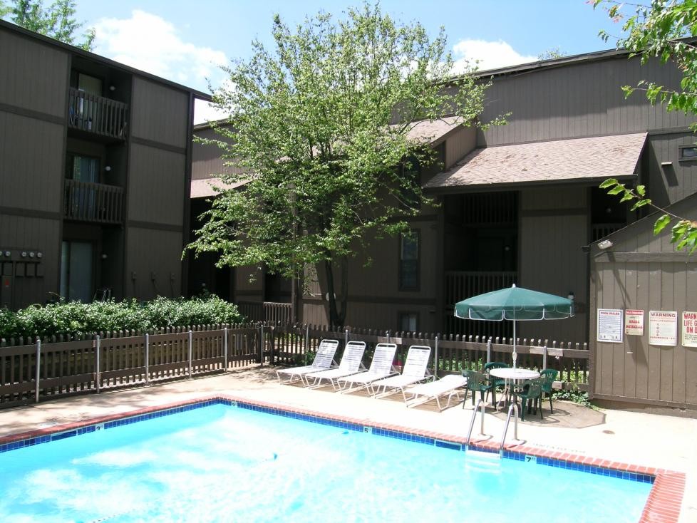 Village Park Apartments in Creve Coeur, MO