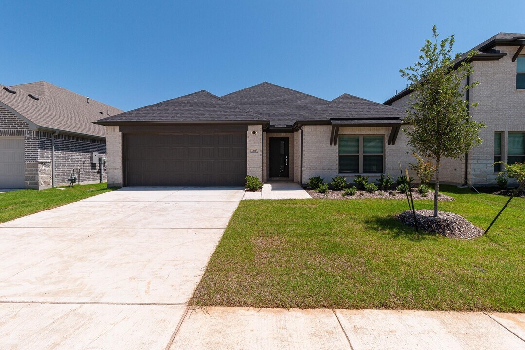 3603 Ray Roberts Dr in Farmersville, TX - Foto de edificio