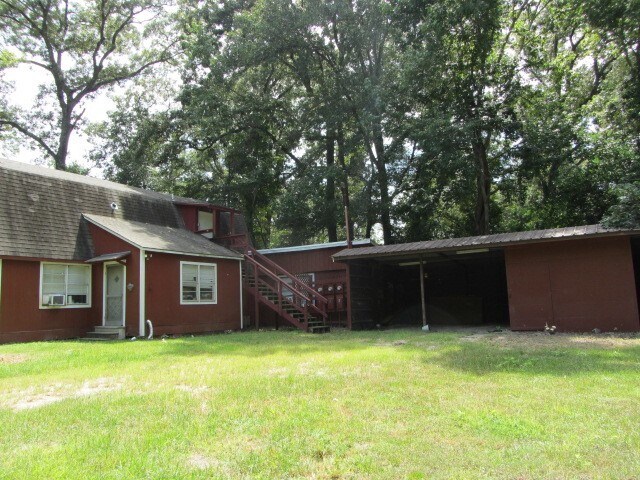 1360 Fish Hatchery Rd in Huntsville, TX - Building Photo