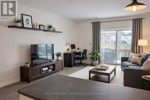 400 York Blvd in Hamilton, ON - Building Photo