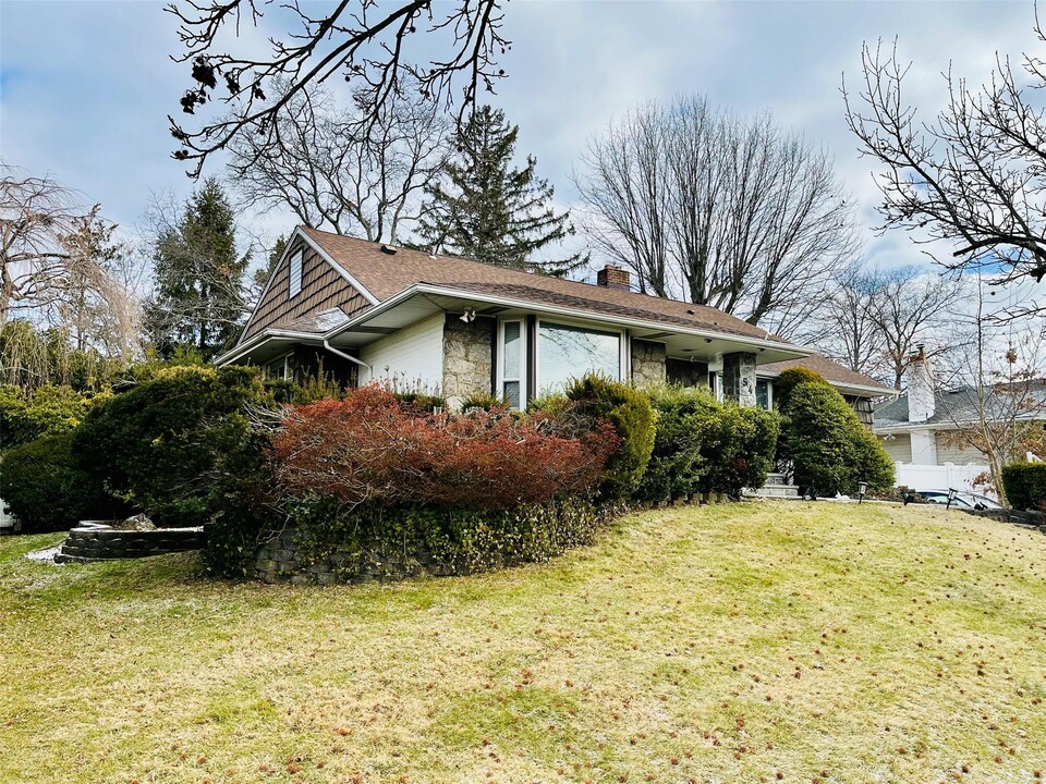 54 Maiden Ln in Jericho, NY - Building Photo