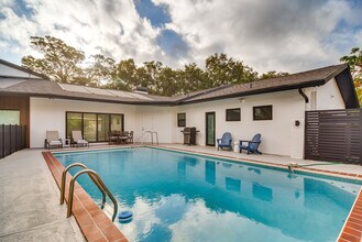 1412 Country Club Rd N in St. Petersburg, FL - Building Photo - Building Photo