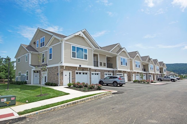 Woodmont Valley at Lower Macungie in Macungie, PA - Foto de edificio - Building Photo