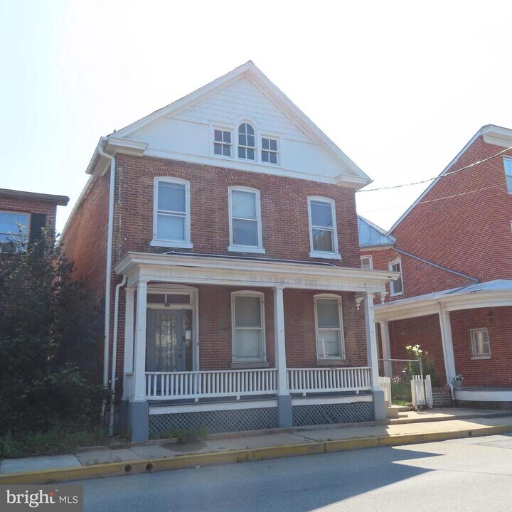 103 N Earl St in Shippensburg, PA - Building Photo