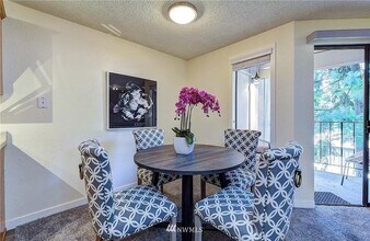 12736 NE 116th Ln, Unit L-21 in Kirkland, WA - Foto de edificio - Building Photo