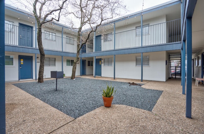 Manor Flats in Austin, TX - Foto de edificio - Building Photo