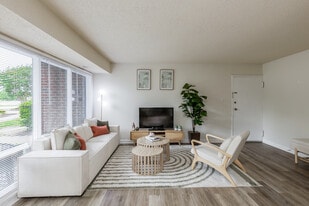 Peninsula Grove in Hampton, VA - Building Photo