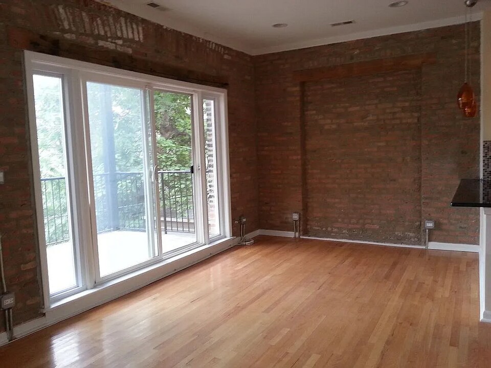 964 E 62nd St in Chicago, IL - Building Photo