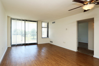 Royal Mace Apartments in Norfolk, VA - Building Photo - Interior Photo