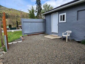 7001 Rogue River Hwy in Grants Pass, OR - Building Photo - Building Photo