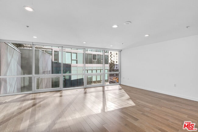 901 Flower St in Los Angeles, CA - Building Photo - Building Photo