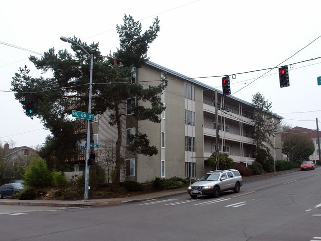 Crestvue Apartments in Seattle, WA - Building Photo - Building Photo