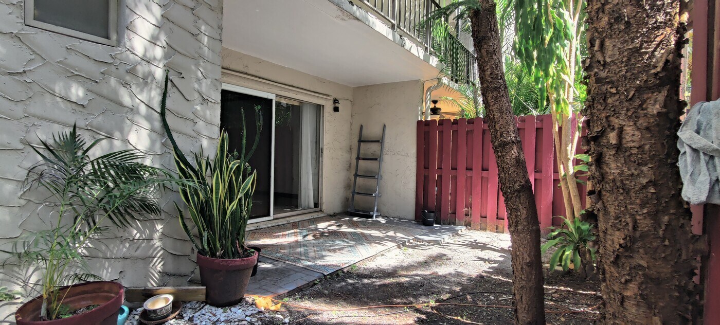 6900 N Kendall Dr in Miami, FL - Building Photo